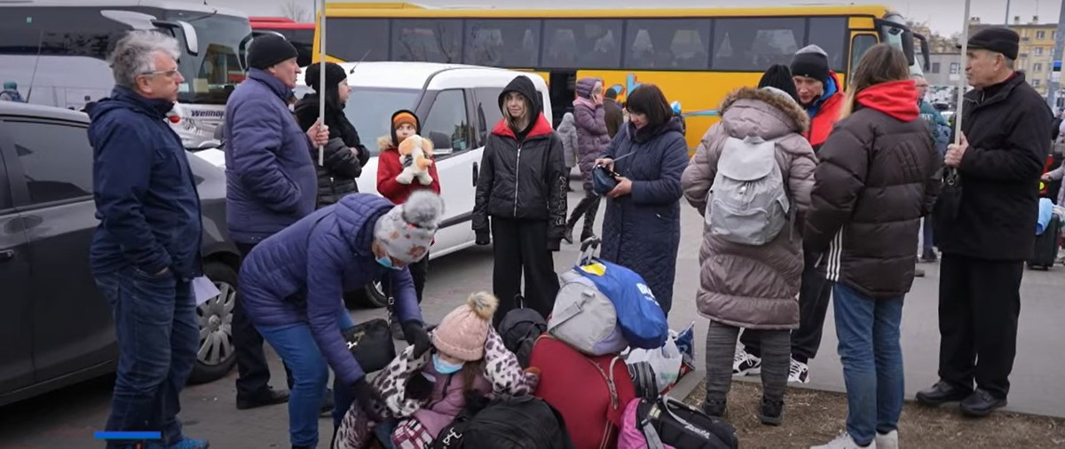 Εισβολή στην Ουκρανία: Χιλιάδες πρόσφυγες περνούν στην Πολωνία – «Ο Πούτιν σκότωσε τους ανθρώπους μας»
