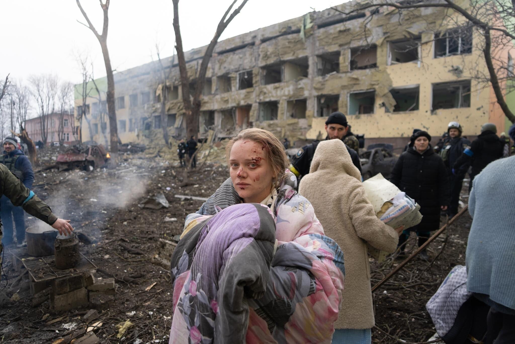 Βομβαρδισμός μαιευτηρίου στη Μαριούπολη: «Ηθοποιός η έγκυος» ισχυρίζεται η ρωσική πρεσβεία στη Βρετανία