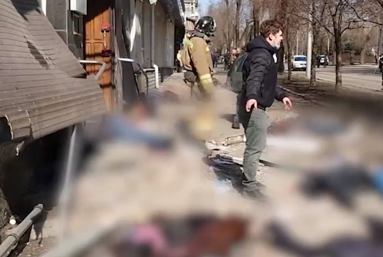 Δεκάδες άμαχοι νεκροί από ουκρανικό πύραυλο στο Ντόνετσκ [Βίντεο + Φωτό, ΠΡΟΣΟΧΗ! ΣΚΛΗΡΕΣ ΕΙΚΟΝΕΣ!]