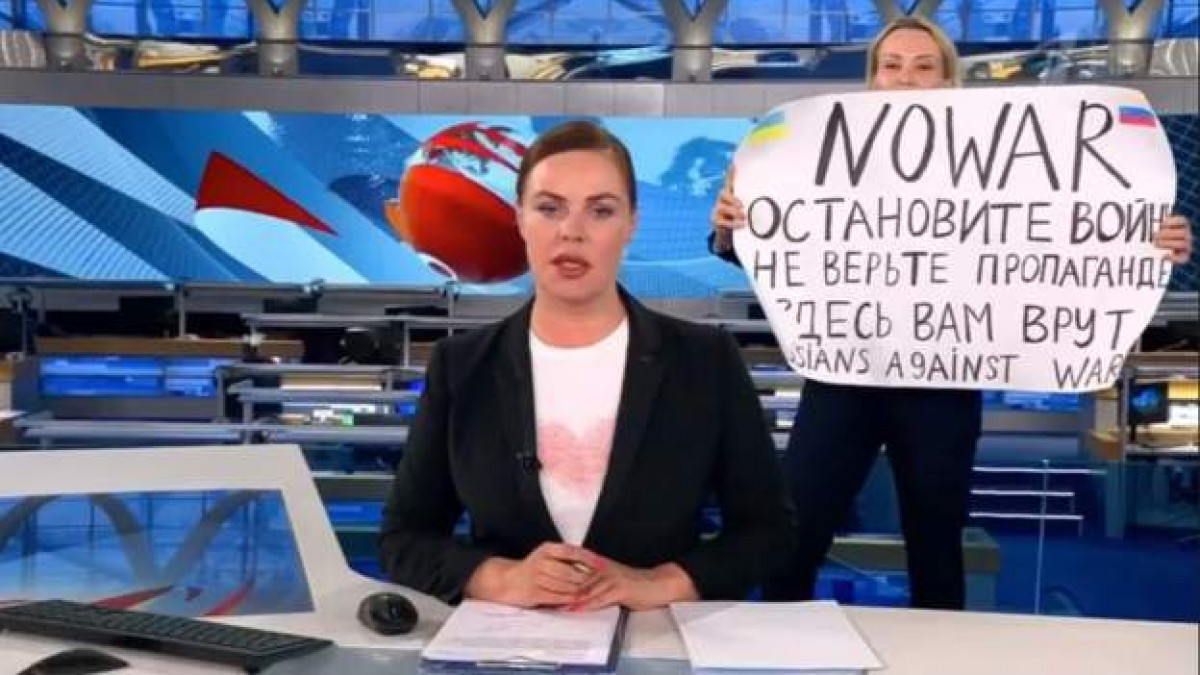 Ρωσία: Δημοσιογράφος «εισέβαλε» στο στούντιο, διέκοψε δελτίο ειδήσεων και ύψωσε αντιπολεμικό πλακάτ