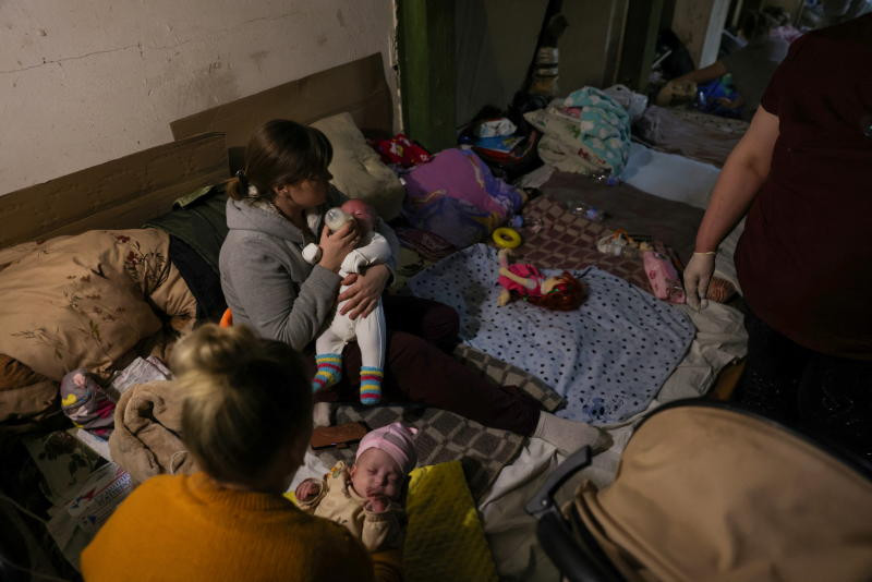 Σε ένα υπόγειο του Κιέβου παρένθετα μωρά προσπαθούν να επιβιώσουν