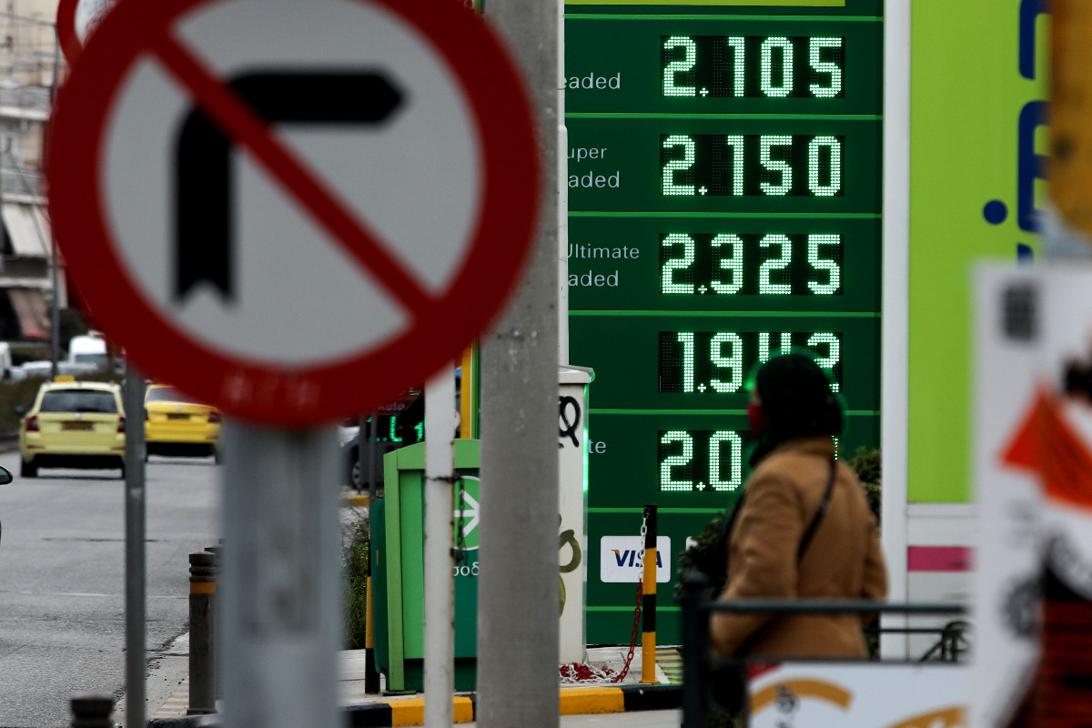 Κουπόνι βενζίνης: Πώς το κράτος επιδοτεί κρατικούς φόρους και κερδοσκοπία