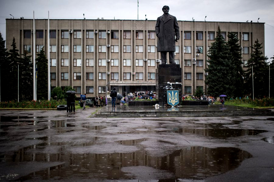 Ένας πόλεμος με φόντο το άγαλμα του Λένιν