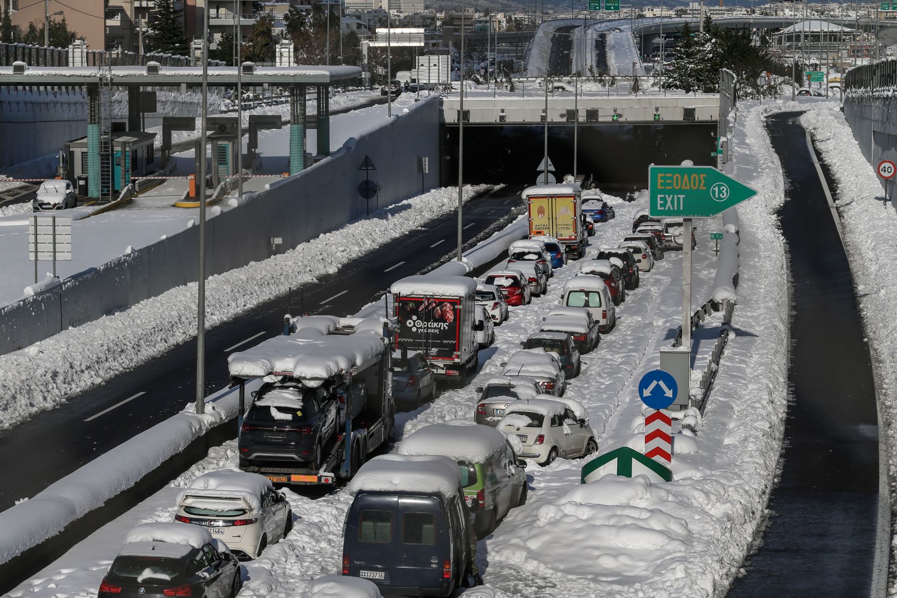 Ακόμη περιμένουν τα 2.000 ευρώ οι εγκλωβισμένοι της Αττικής Οδού