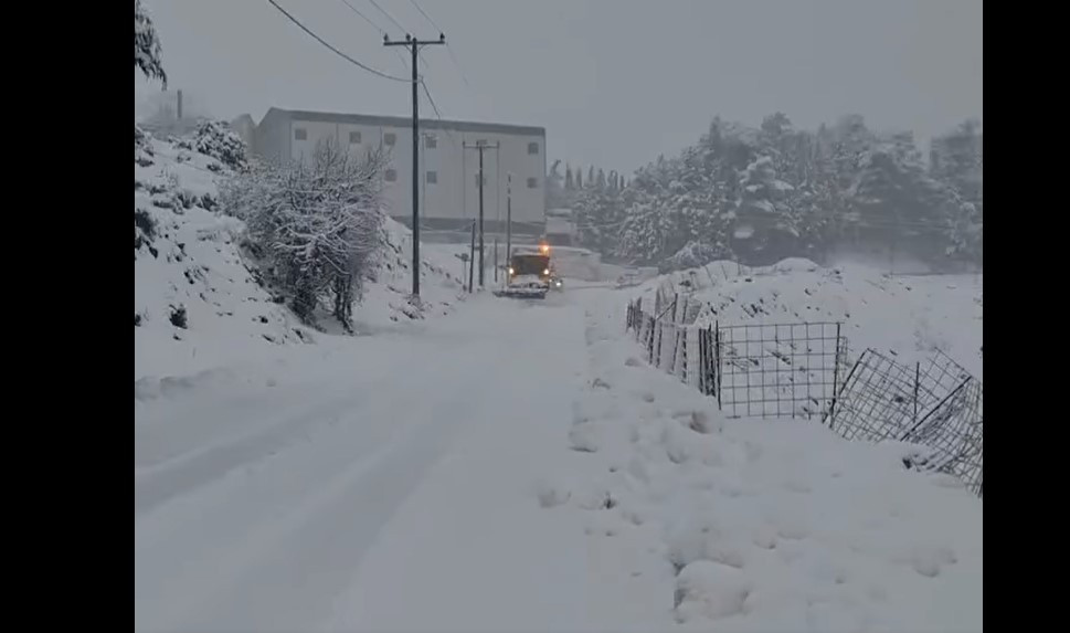 Κρήτη: «Λευκό» το νησί από τις χιονοπτώσεις και το χαλάζι – Ποιες περιοχές αντιμετωπίζουν προβλήματα