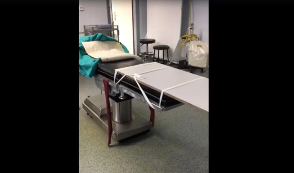 Ενας ξύλινος πάγκος για χειρουργικό τραπέζι στο νοσοκομείο Νίκαιας