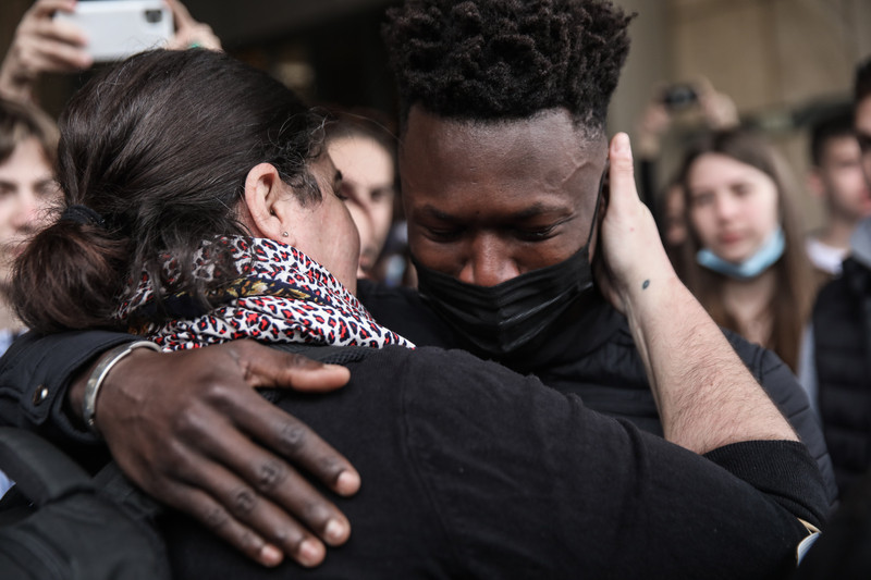 «Ο Σαϊντού μένει εδώ!»: Αγκαλιά αλληλεγγύης στον Σαϊντού Καμαρά – Σε 10 ημέρες η απόφαση της Αρχής Προσφυγών