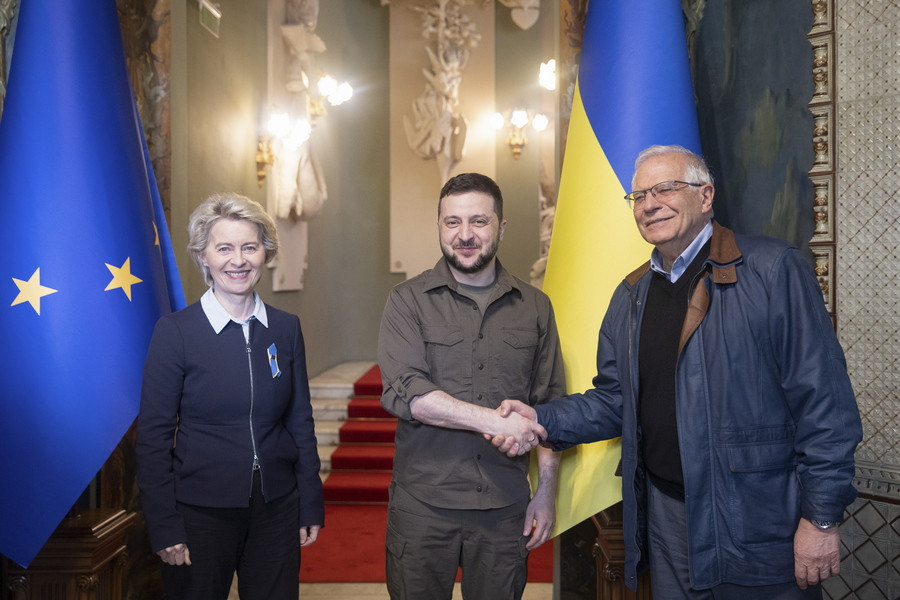 Η ΕΕ συζητά μισό δισ. ευρώ στρατιωτική βοήθεια στην Ουκρανία