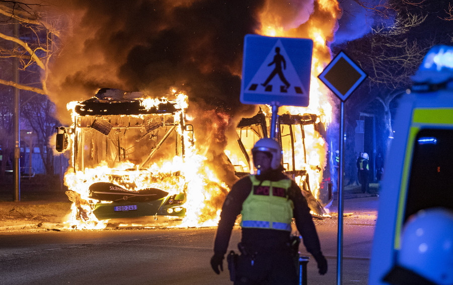 Σοβαρά επεισόδια στο Μάλμε της Σουηδίας μετά από συγκέντρωση ακροδεξιών