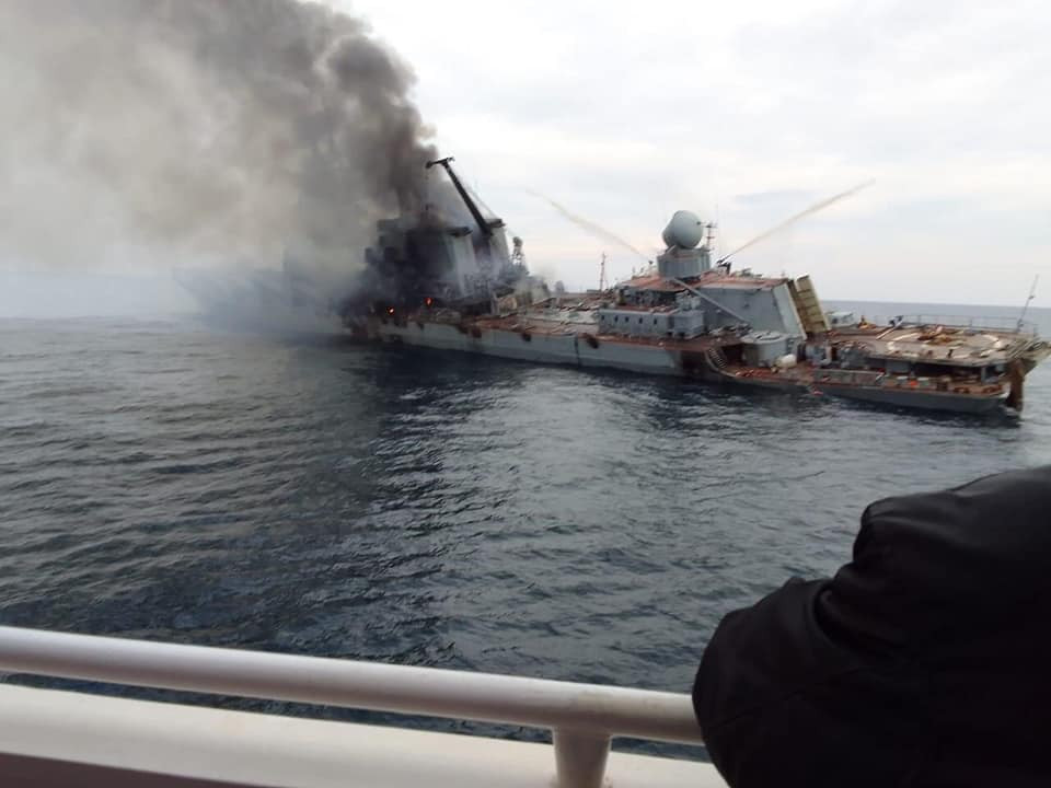 Διεθνή ΜΜΕ επιβεβαιώνουν ότι το πλοίο που καίγεται είναι το «Moskva»