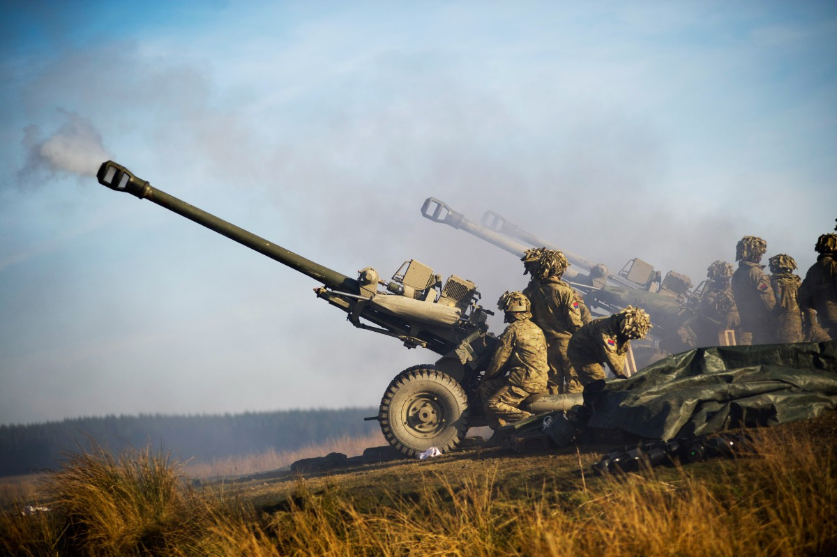 Αμερικανοί στρατιωτικοί ξεκινούν να εκπαιδεύουν Ουκρανούς στη χρήση των πυροβόλων Howitzer