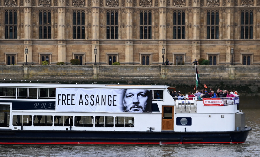 Βρετανικό δικαστήριο εξέδωσε την εντολή έκδοσης του Ασάνζ στις ΗΠΑ