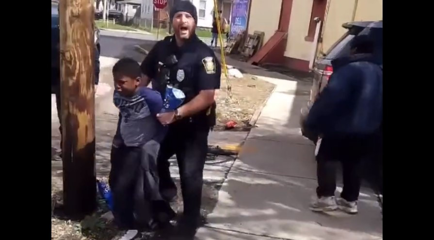 Σύλληψη 8χρονου μαύρου στις ΗΠΑ επειδή έκλεψε σακουλάκι με πατατάκια – Τι απάντησε η Αστυνομία [Βίντεο]