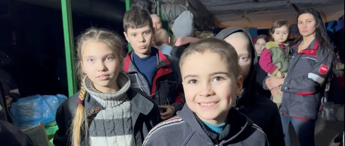 Παιδιά από τα καταφύγια στο Αζοφστάλ: «Θέλουμε να δούμε τον ήλιο» [Βίντεο]