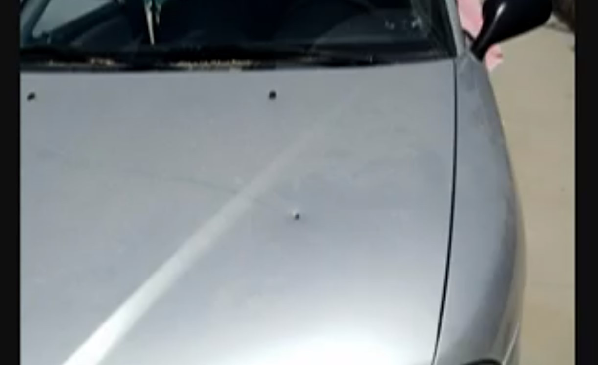 Βρήκε τρύπες από «αναστάσιμες» σφαίρες στο αυτοκίνητο, με τα παιδιά μέσα