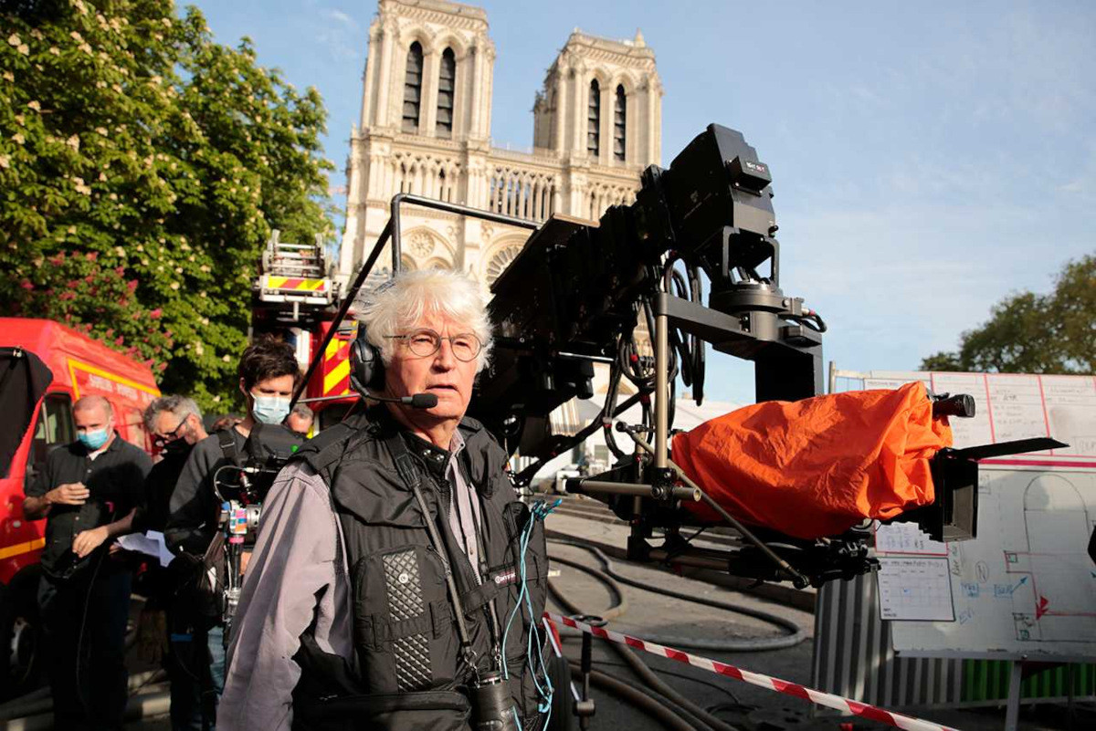 «Η Παναγία των Παρισίων Φλέγεται» του Ζαν-Ζακ Ανό: Ο σκηνοθέτης του φιλμ «Το Όνομα του Ρόδου» παρουσιάζει ένα συναρπαστικό docudrama
