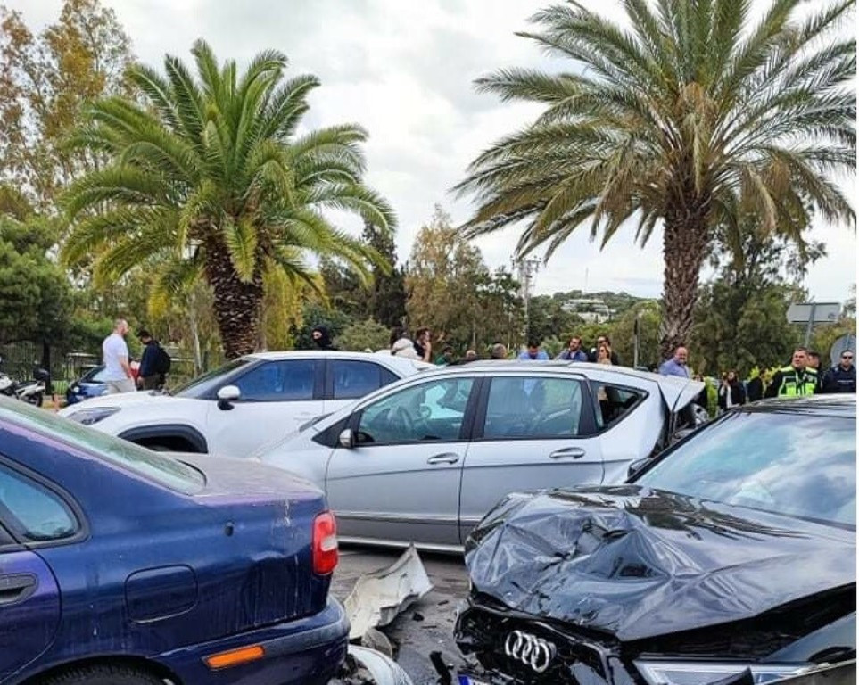 Καραμπόλα 5 οχημάτων με τραυματίες στη Λεωφόρο Ποσειδώνος