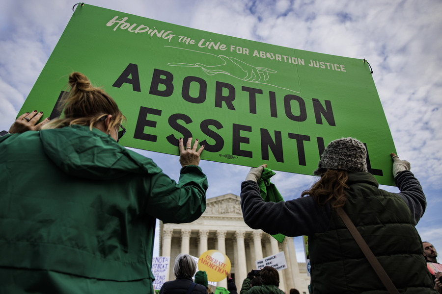 ΗΠΑ: Μαύρη σελίδα για το δικαίωμα της άμβλωσης  από το Ανώτατο Δικαστήριο