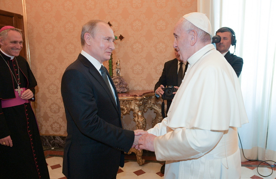 Πάπας Φραγκίσκος: Το «γάβγισμα» του ΝΑΤΟ στην πόρτα της Ρωσίας «διευκόλυνε» την εισβολή στην Ουκρανία