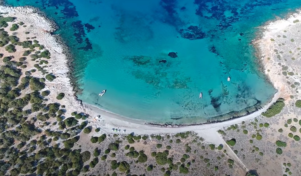 Το ανέγγιχτο νησί, μισή ώρα από την Αττική, με την εξωτική ομορφιά [ΒΙΝΤΕΟ]
