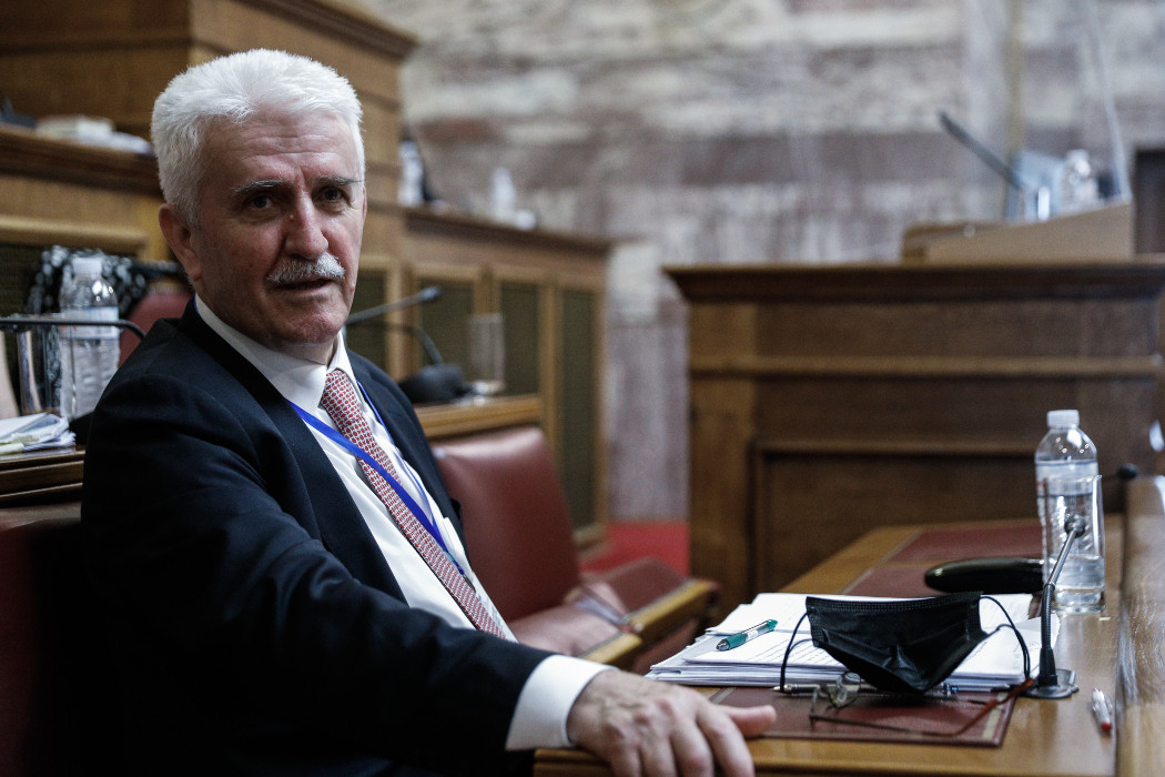 Βουλή: Ένταση μεταξύ Κουτρουμάνου – Βελόπουλου για τα «μαντζούνια» κατά του κοροναϊού – Πυρά για την έλλειψη πολυφωνίας στα ΜΜΕ