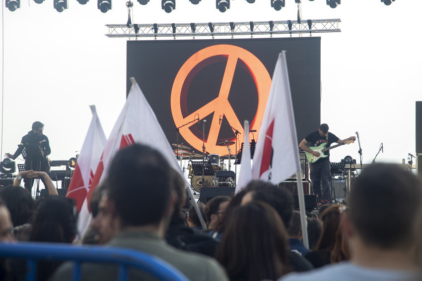 Θεσσαλονίκη: Χιλιάδες κόσμος στη συναυλία ενάντια στον πόλεμο και τον φασισμό [ΦΩΤΟ + ΒΙΝΤΕΟ]