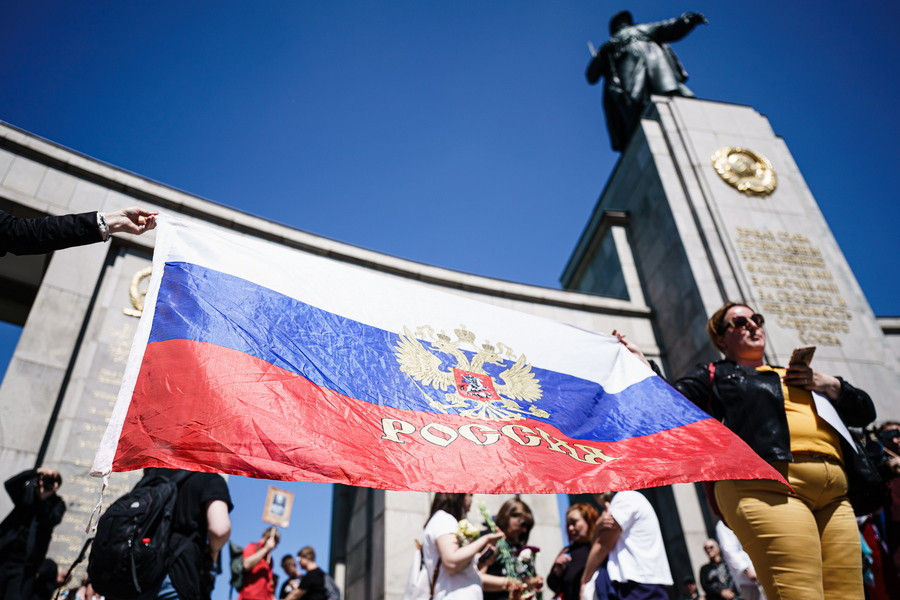 Γερμανία: Στο στόχαστρο η δήμαρχος του Βερολίνου – Γέμισε με ρωσικές σημαίες η πόλη