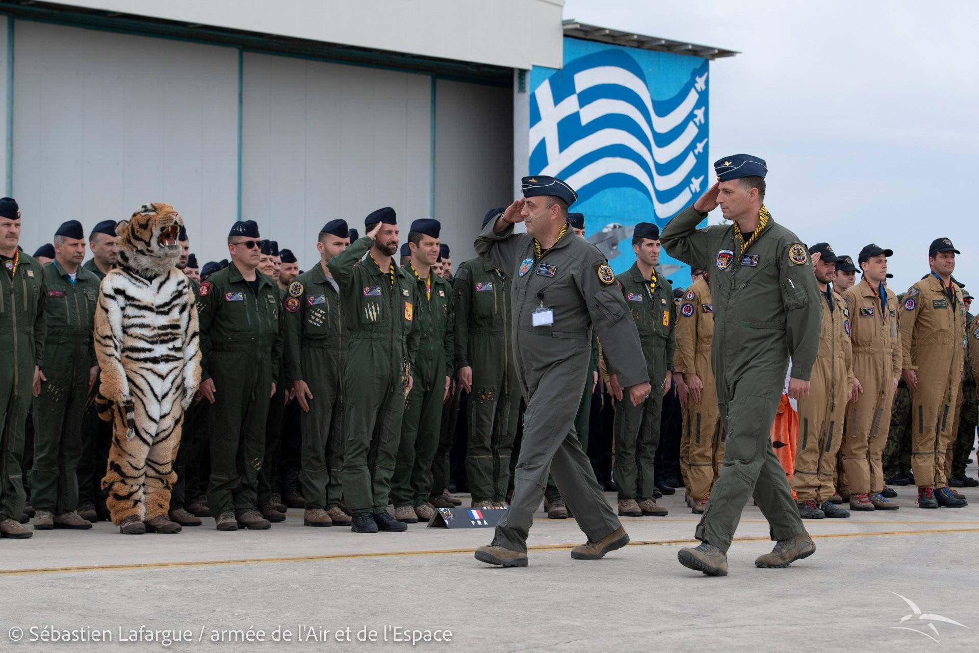 Προσοχή…στην Τίγρη: Στρατιωτικοί χαιρετούν τη μασκότ