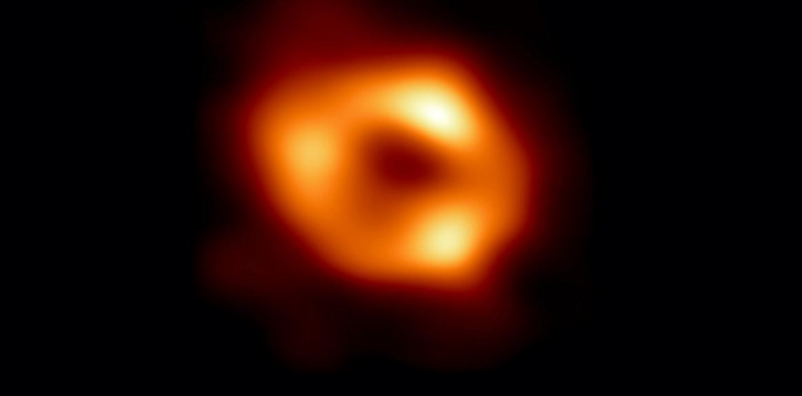 Φωτογραφήθηκε για πρώτη φορά η μεγάλη μαύρη τρύπα στην καρδιά του γαλαξία