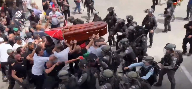 Άγρια καταστολή στην κηδεία της Παλαιστίνιας δημοσιογράφου στην Ιερουσαλήμ