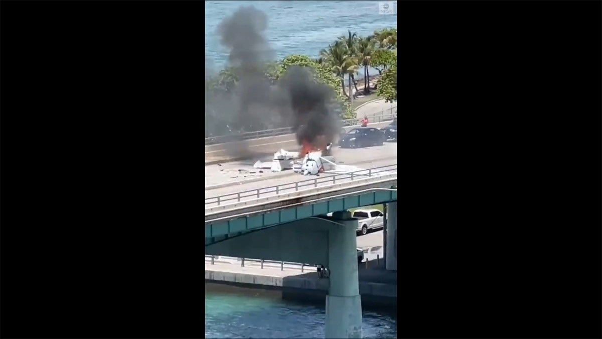 Μαϊάμι: Αεροσκάφος συνετρίβη σε γέφυρα