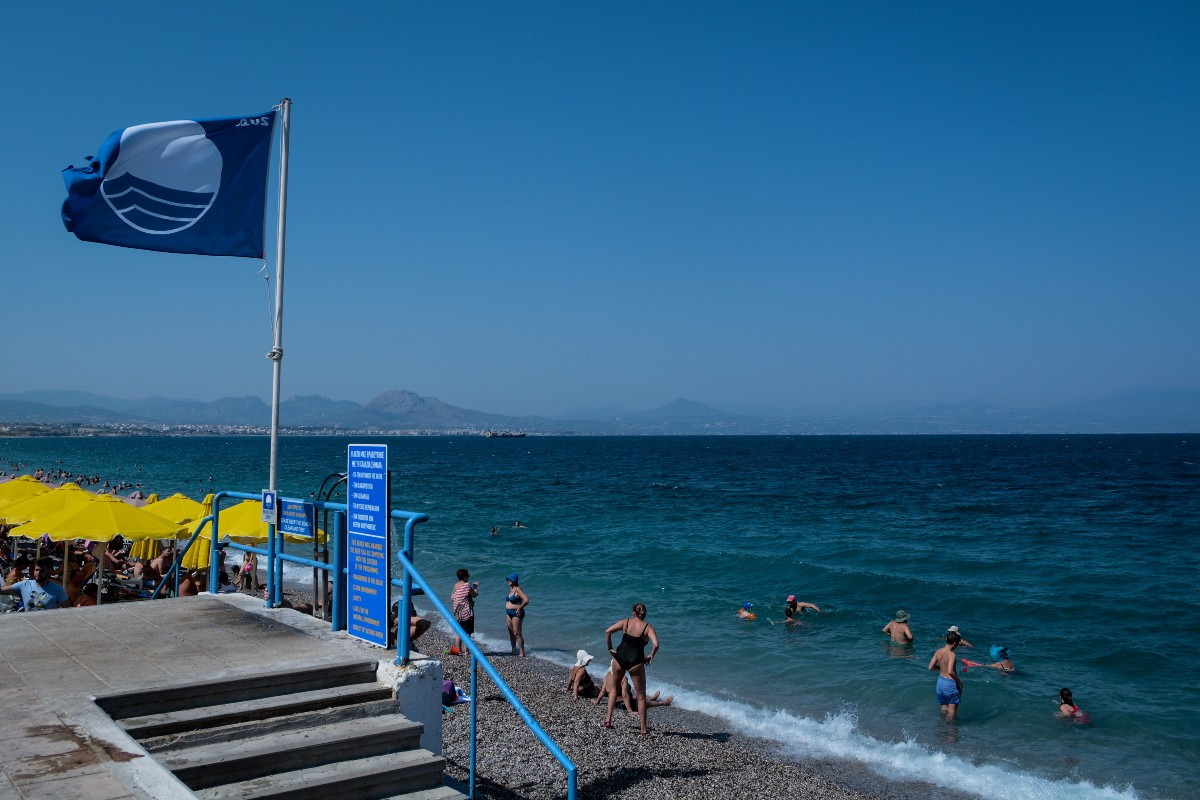 Δεύτερη η Ελλάδα σε όλο τον κόσμο σε Γαλάζιες σημαίες – Οι παραλίες που βραβεύτηκαν