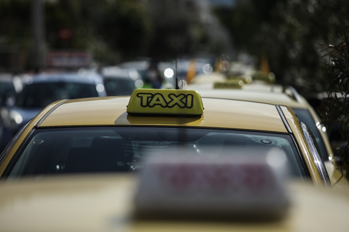 Άμεση στήριξη ζητούν οι οδηγοί ταξί για να μην αυξήσουν τις τιμές – Οι αυξήσεις που προτείνουν