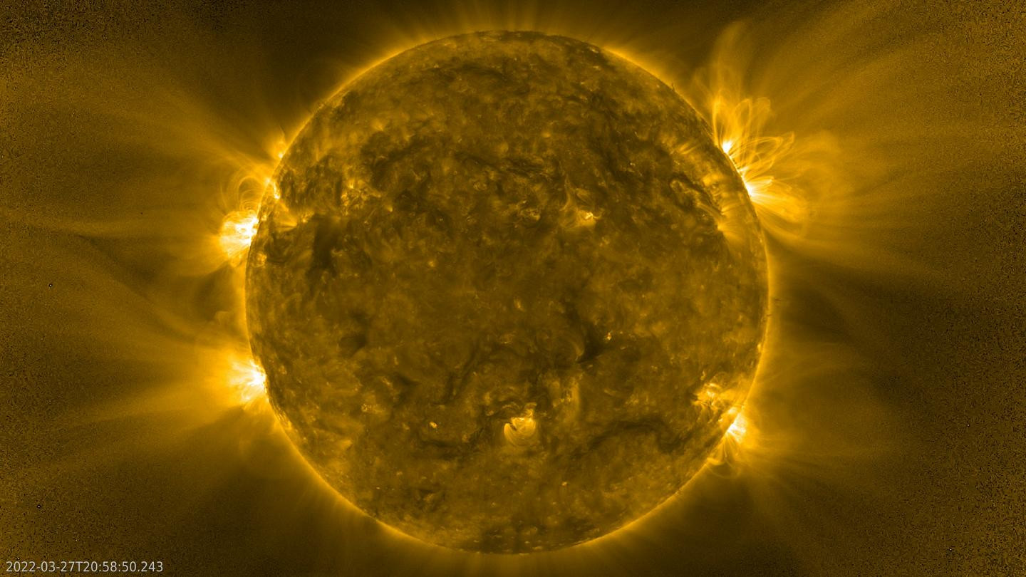 Το Solar Orbiter τράβηξε εικόνες του Ήλιου «που πραγματικά κόβουν την ανάσα»