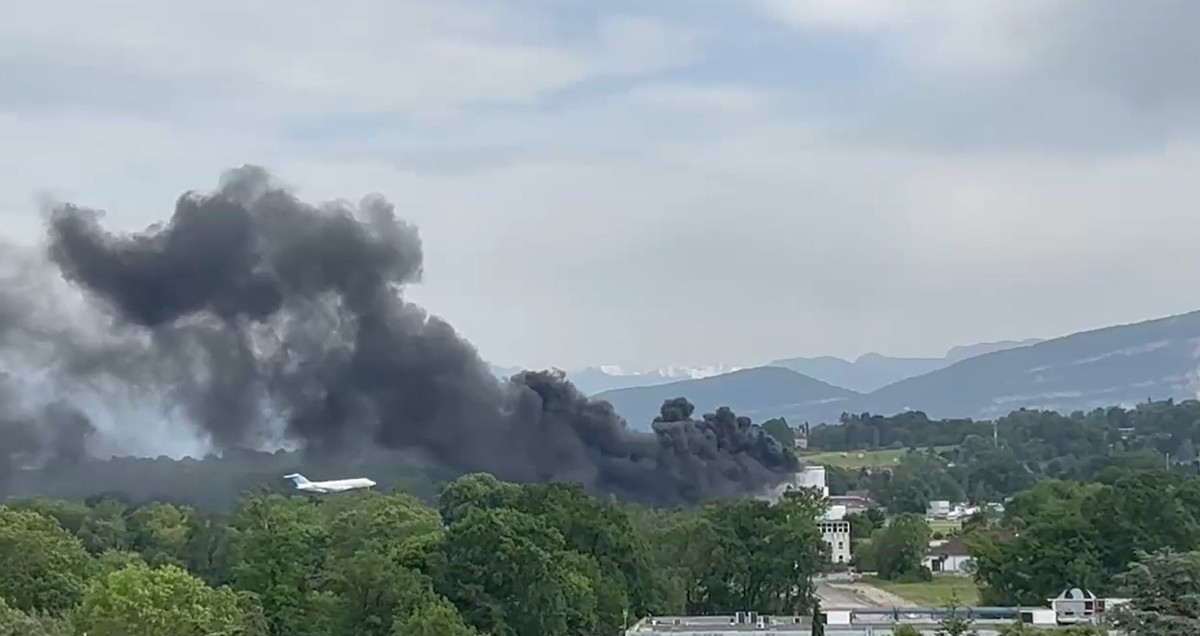 Φωτιά ξέσπασε σε κτήριο κοντά στο αεροδρόμιο της Γενεύης – Πληροφορίες για εκρήξεις [Βίντεο]