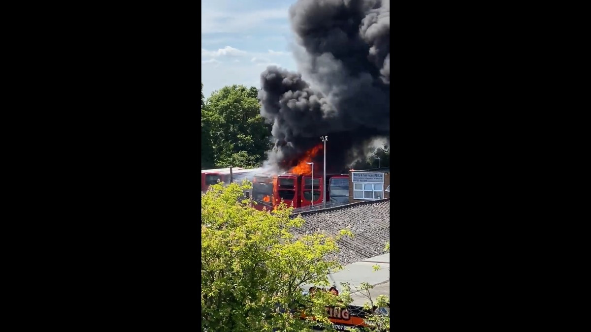 Λονδίνο: Φωτιά και εκρήξεις σε γκαράζ λεωφορείων [Βίντεο]