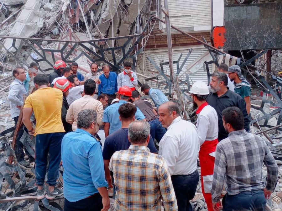 Ιράν: Κατάρρευση δεκαώροφου κτιρίου – Τουλάχιστον πέντε νεκροί, δεκάδες εγκλωβισμένοι [Βίντεο]