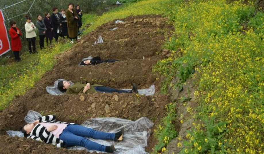 Ποιός είναι ο λόγος που κάποιες γυναίκες ξαπλώνουν ζωντανές μέσα σε τάφους στην Κίνα;