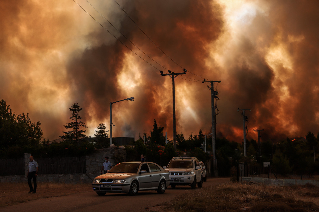 «Μπαλάκι» οι ευθύνες για την πυρκαγιά στην Βαρυμπόμπη