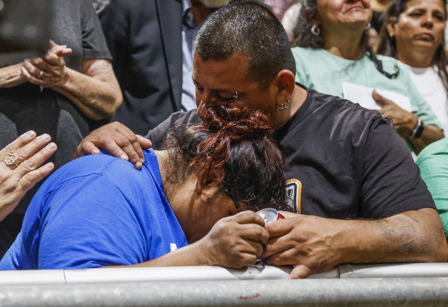 Μακελειό στο Τέξας: Επί 40 λεπτά σκότωνε ανενόχλητος ο δράστης – Οργή για την αστυνομία