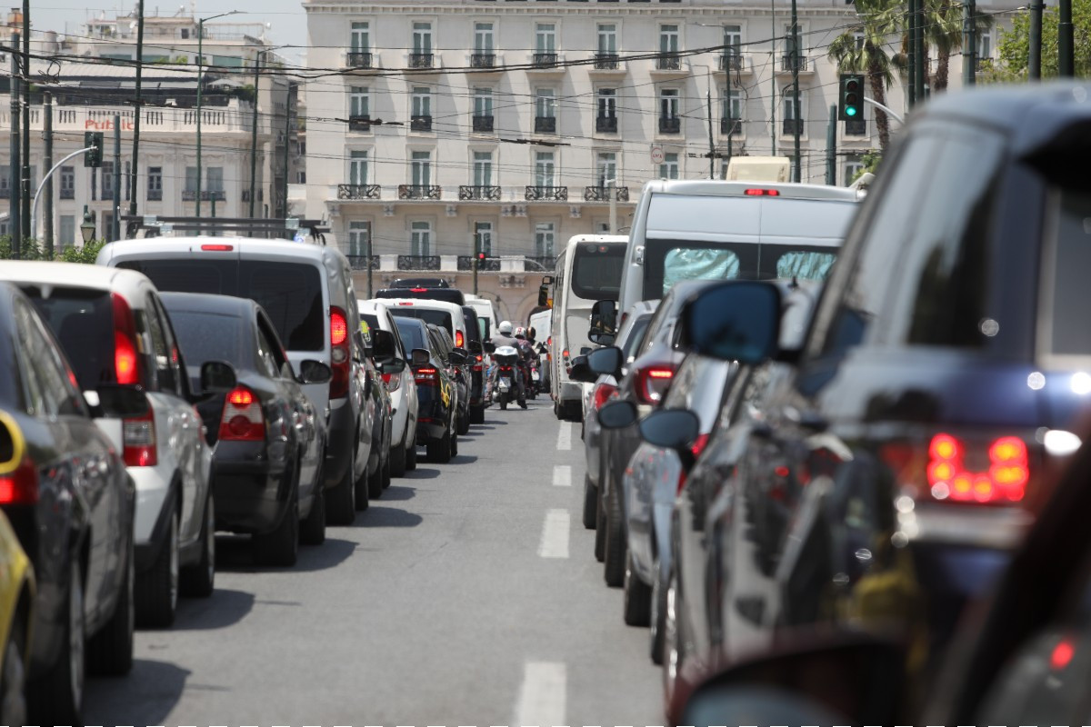 Αναβάλλεται επ’ αόριστον ο φόρος ρύπων για οχήματα και κτήρια
