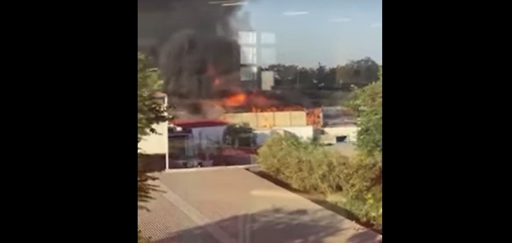 Φωτιά στου Ρέντη κοντά σε γήπεδα 5χ5 [Βίντεο]
