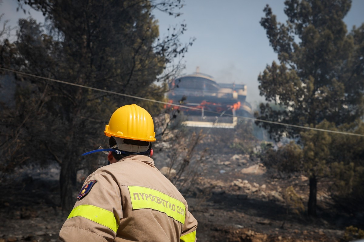 Φωτιά στη Βούλα: Σε σπίτια οι φλόγες – Εκκενώνονται περιοχές