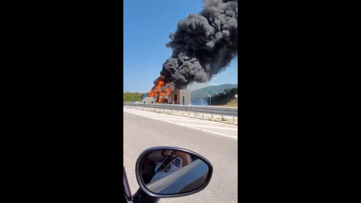 Ιόνια Οδός: Τουριστικό λεωφορείο τυλίχθηκε στις φλόγες [Βίντεο]