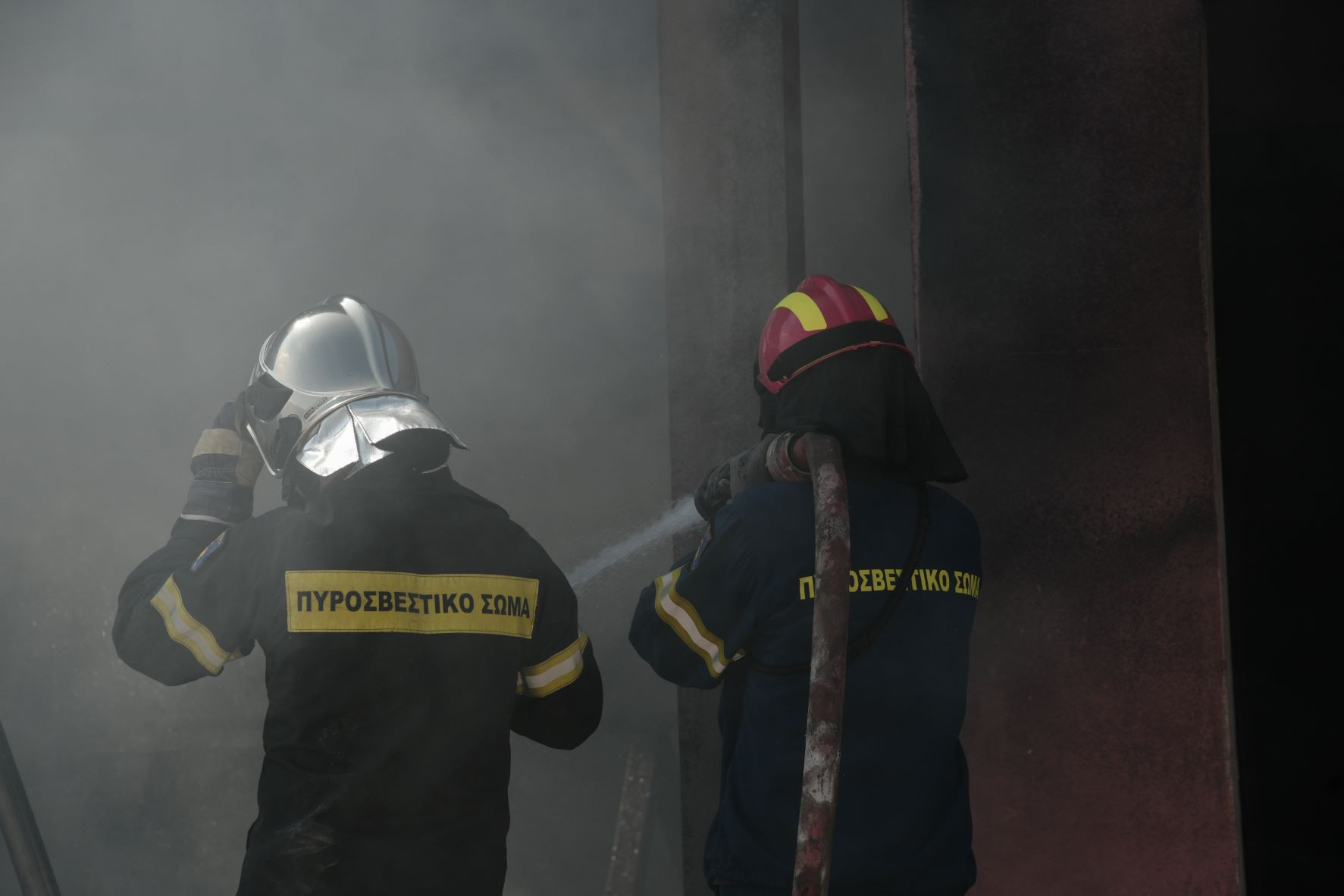 Πυρκαγιά σε εργοστάσιο με πλαστικά στον Ασπρόπυργο: Υπό έλεγχο οι φλόγες, επείγουσες μετρήσεις στην ατμόσφαιρα