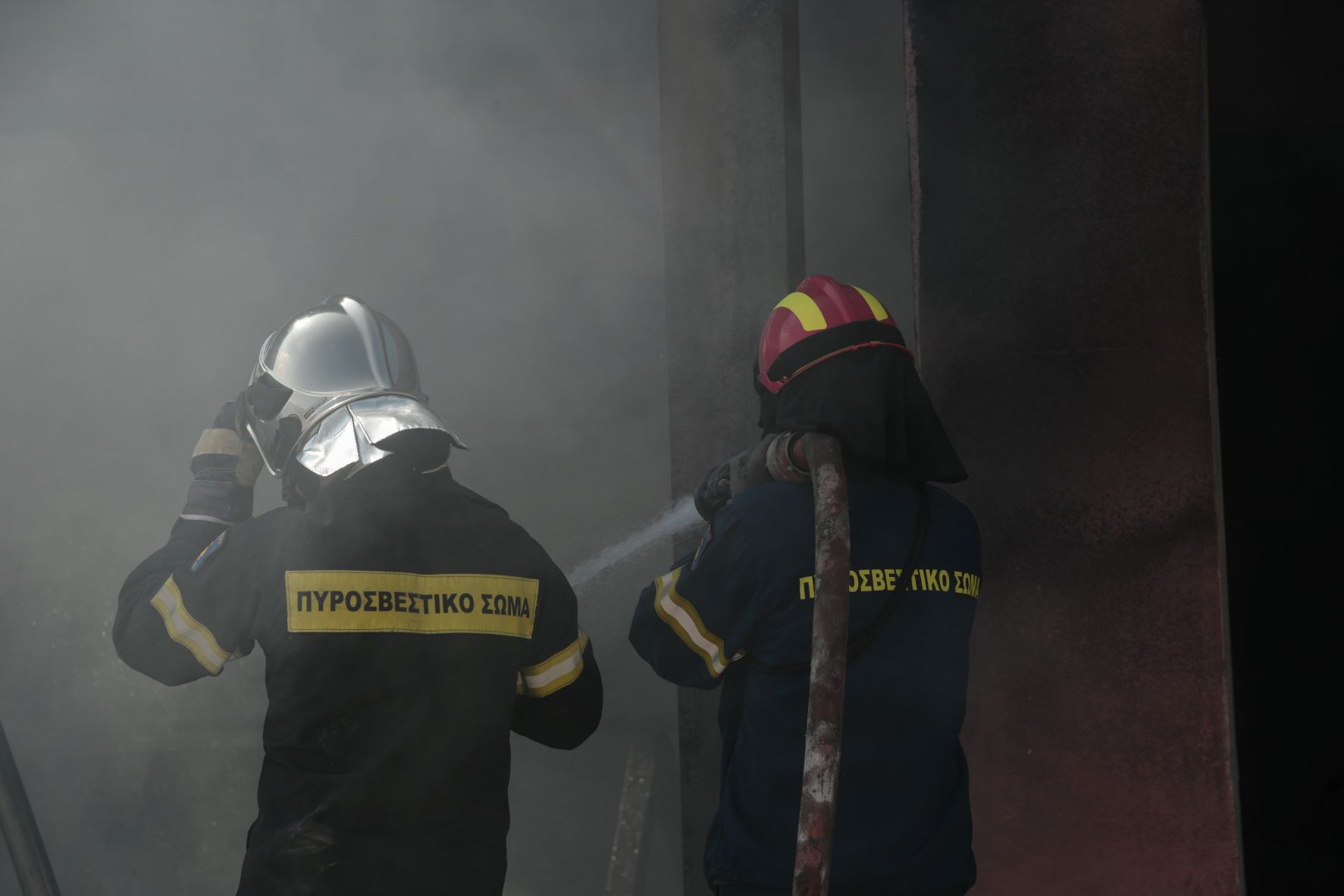 Πυρκαγιά σε εργοστάσιο με πλαστικά στον Ασπρόπυργο: Υπό έλεγχο οι φλόγες, επείγουσες μετρήσεις στην ατμόσφαιρα