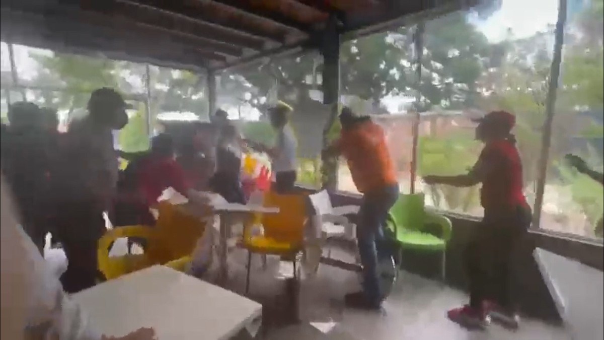Βενεζουέλα: Επίθεση στον Γκουαϊδό – Τον πέταξαν έξω από εστιατόριο και του έβγαλαν το πουκάμισο