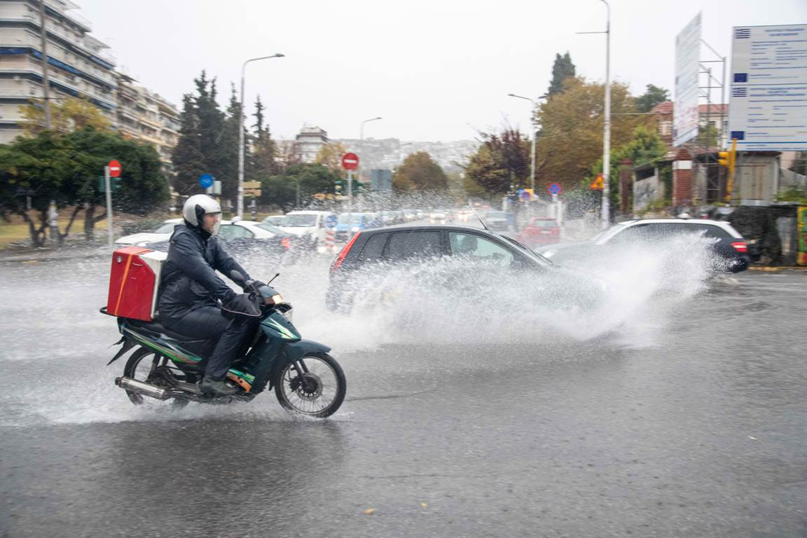 Υπεύθυνους για τους πλημμυρισμένους δρόμους στη Θεσσαλονίκη αναζητά η Εισαγγελία