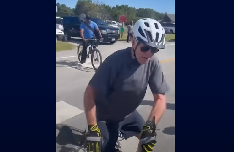 ΗΠΑ: Ο Μπάιντεν έπεσε από το σταματημένο ποδήλατό του [Βίντεο]