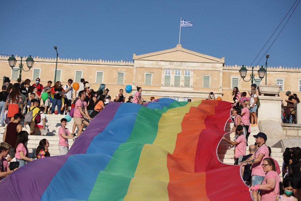 Κόντρα ΣΥΡΙΖΑ – ΠΑΣΟΚ με επίκεντρο τις νομοθετικές πρωτοβουλίες για τον γάμο των ομόφυλων ζευγαριών